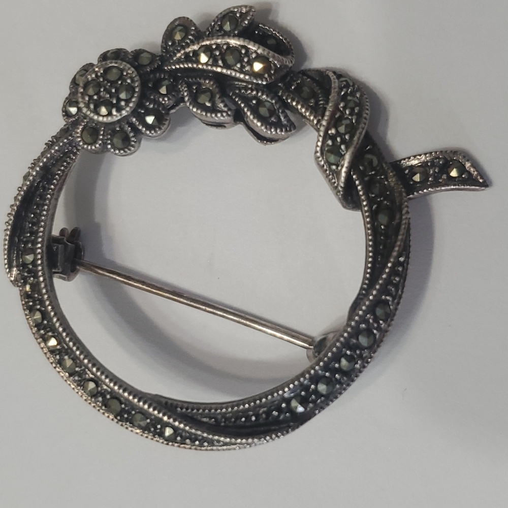 Vintage brooh with marquesite .